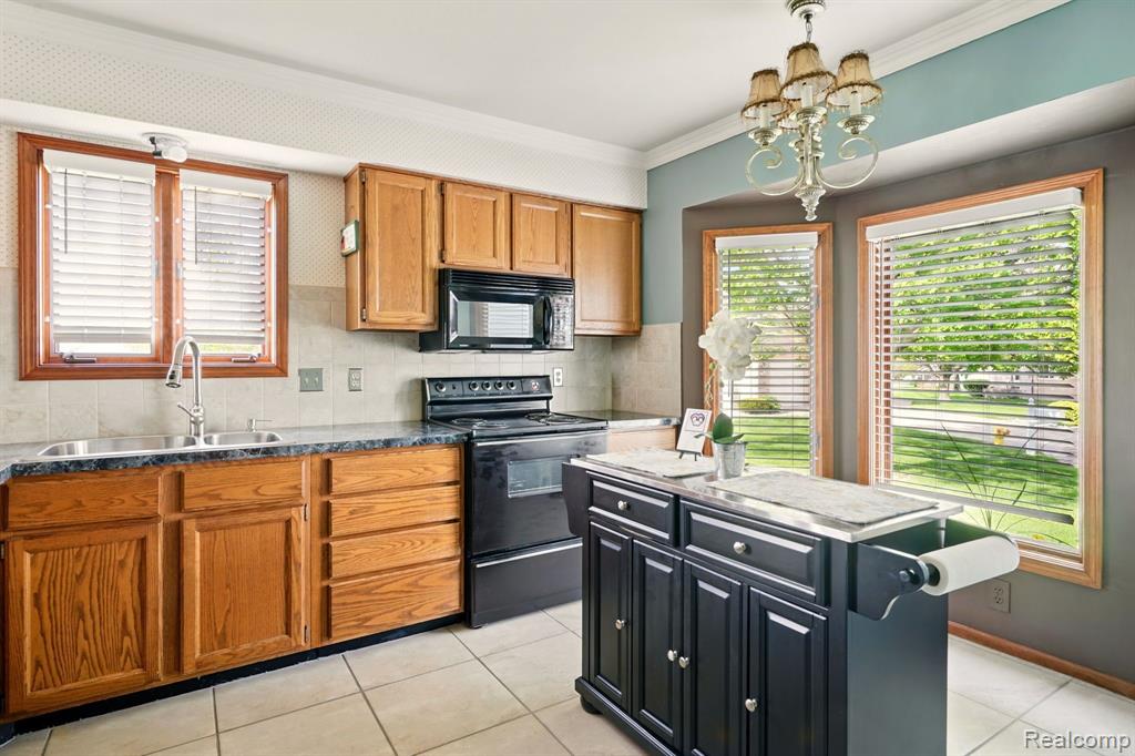 4466 COLONY Court, Swartz Creek, MI 48473 — Photo 11