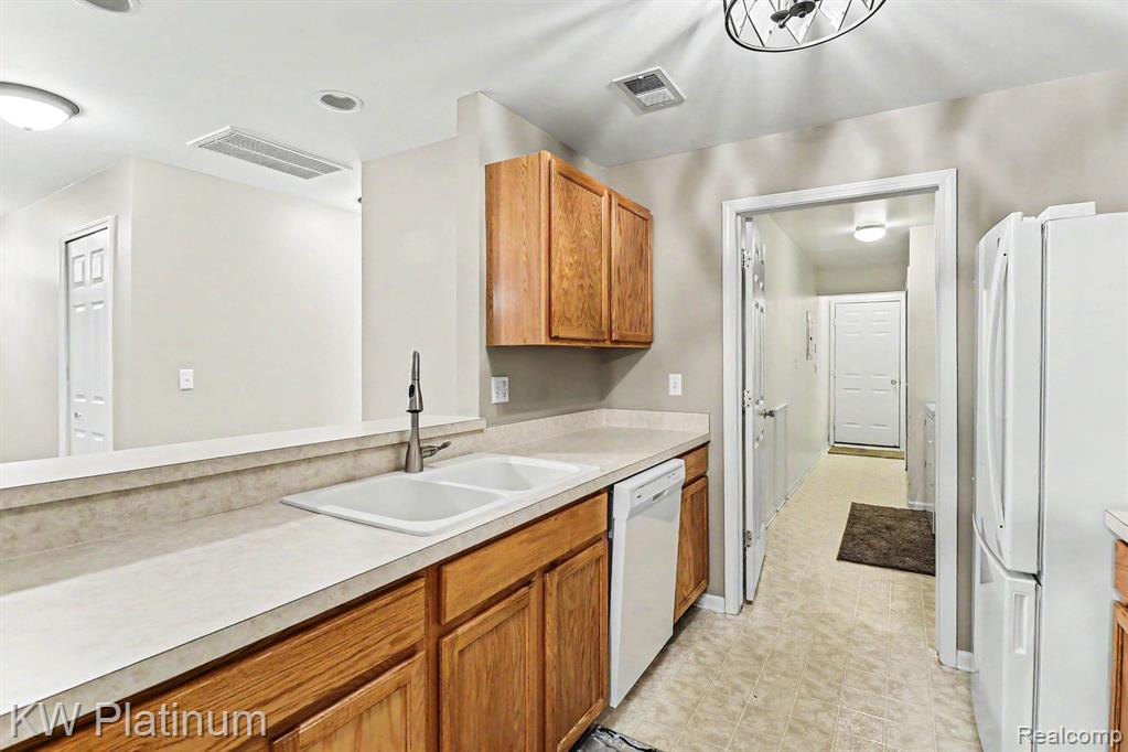 16531 Covington Drive, Clinton Twp, MI 48038 — Photo 9