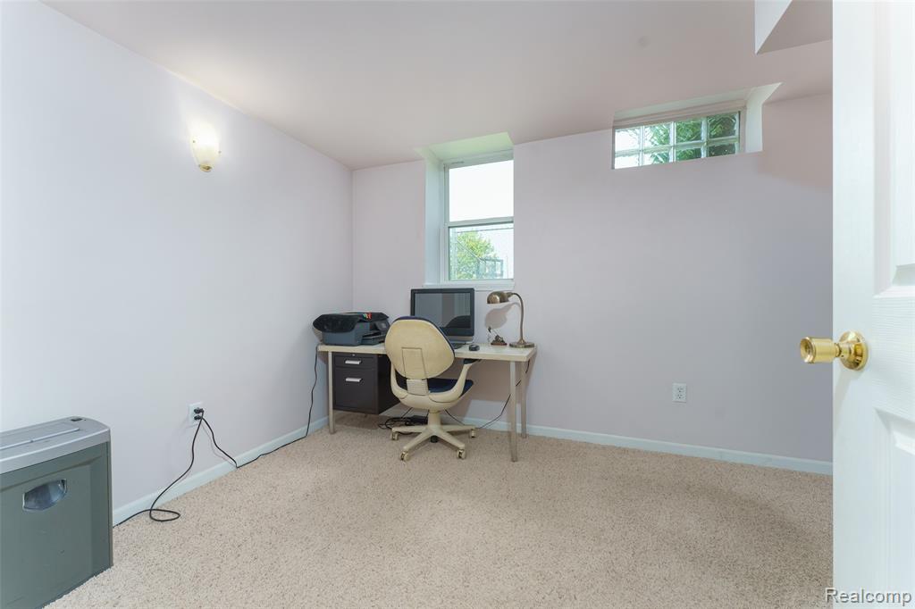 860 Friar Drive, Milford, MI 48381 — Photo 11