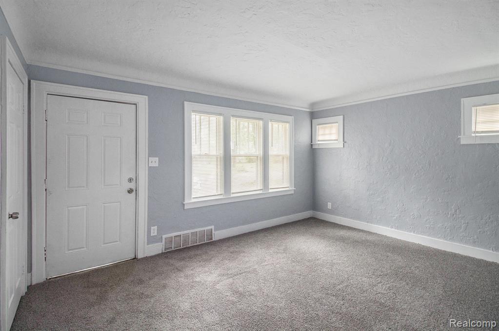 570 E KENNETT Road, Pontiac, MI 48340 — Photo 5