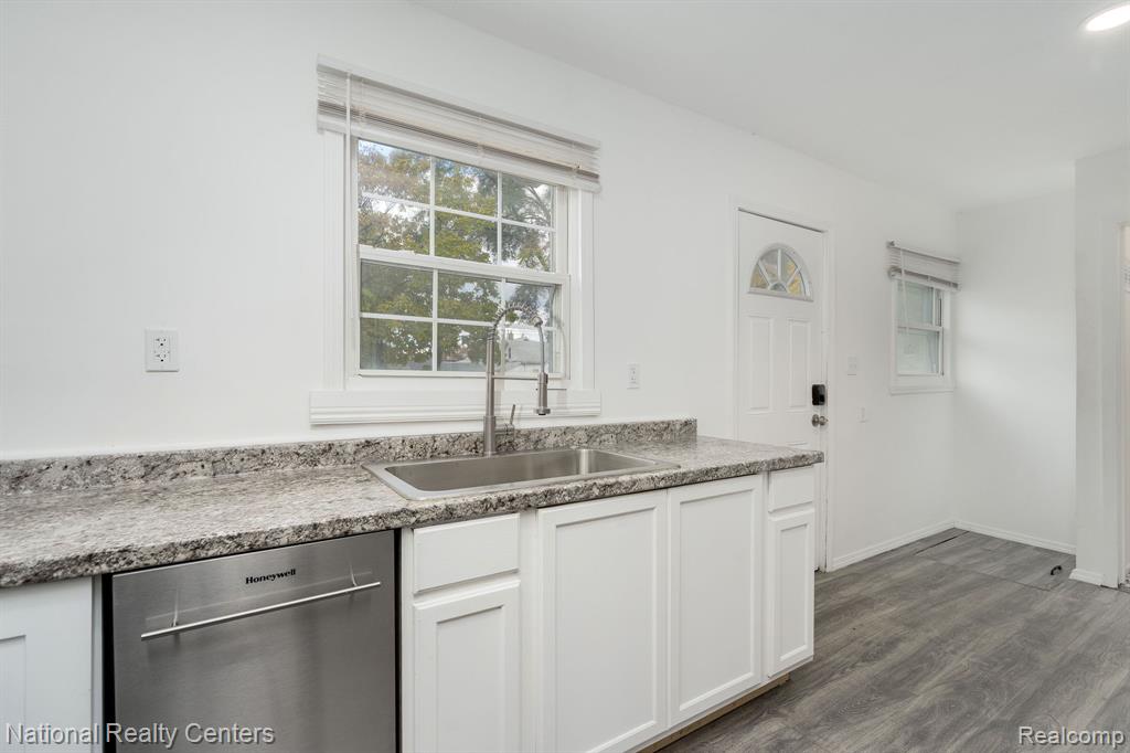 8104 Jackson Avenue, Warren, MI 48089 — Photo 12