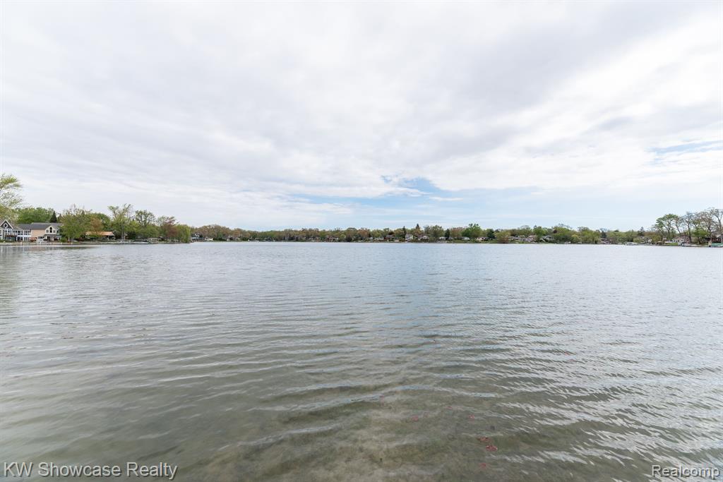 8665 Cooley Lake Road, White Lake, MI 48382 — Photo 43