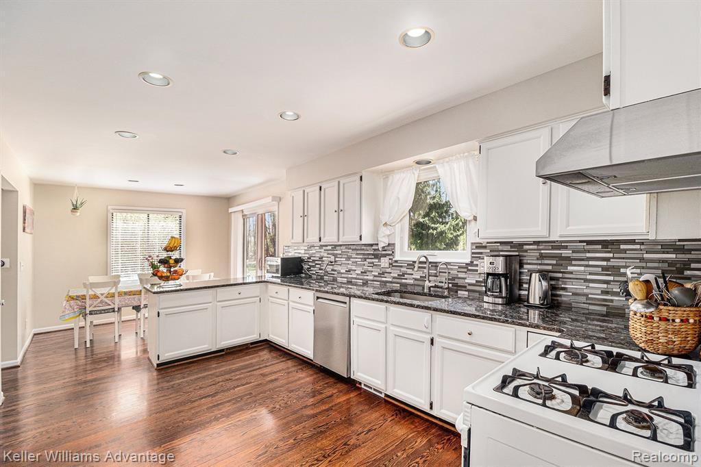 4176 EMERALD PINES Drive, Commerce Twp, MI 48390 — Photo 2