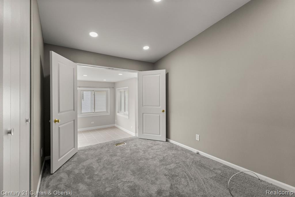 7484 N CHARLESWORTH Street, Dearborn Heights, MI 48127 — Photo 26