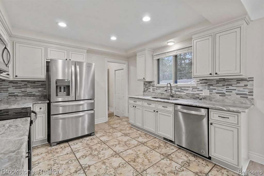 41920 MAROLD Drive, Sterling Heights, MI 48314 — Photo 17