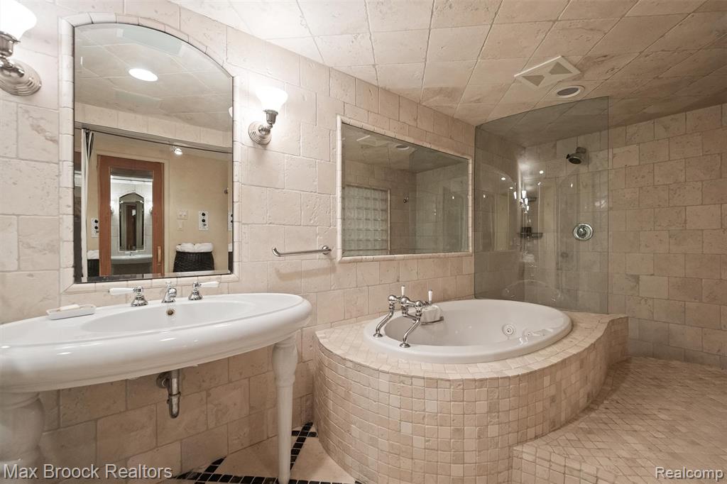 3333 W Shore Drive, Orchard Lake Village, MI 48324 — Photo 65
