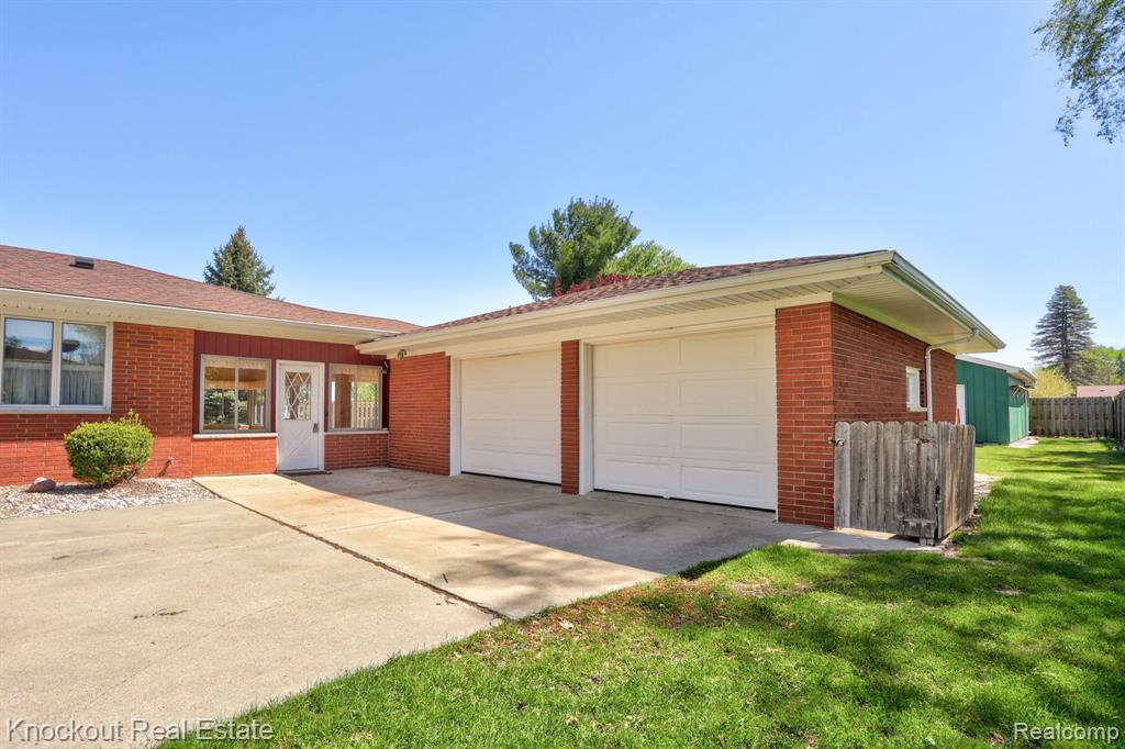275 S Airport Road, Saginaw, MI 48601 — Photo 37
