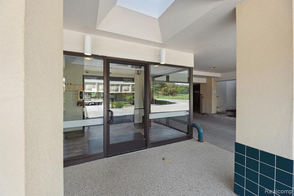 43050 12 Oaks Crescent Drive, 2066, Novi, MI 48377 — Photo 2