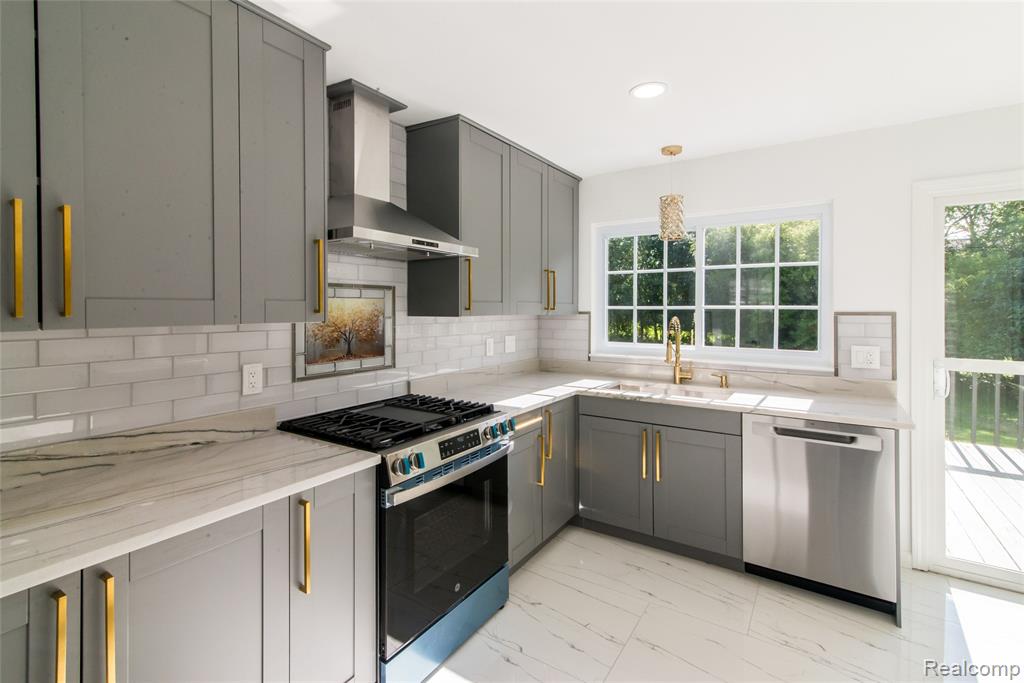 5587 Brompton Court, West Bloomfield, MI — Photo 10