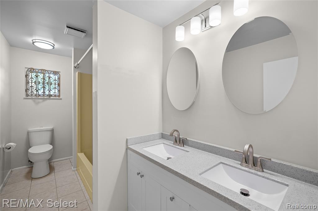 4290 Hedgethorn Circle, Burton, MI 48509 — Photo 29