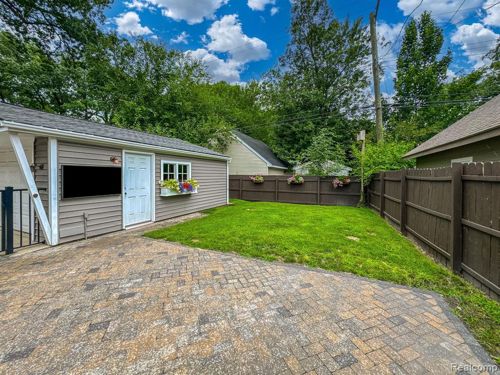 821 MAXWELL Avenue, Royal Oak, MI 48067 — Photo 33