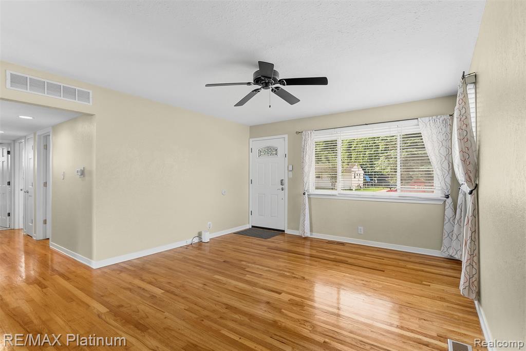 5354 Don Shenk Drive, Swartz Creek, MI 48473 — Photo 11