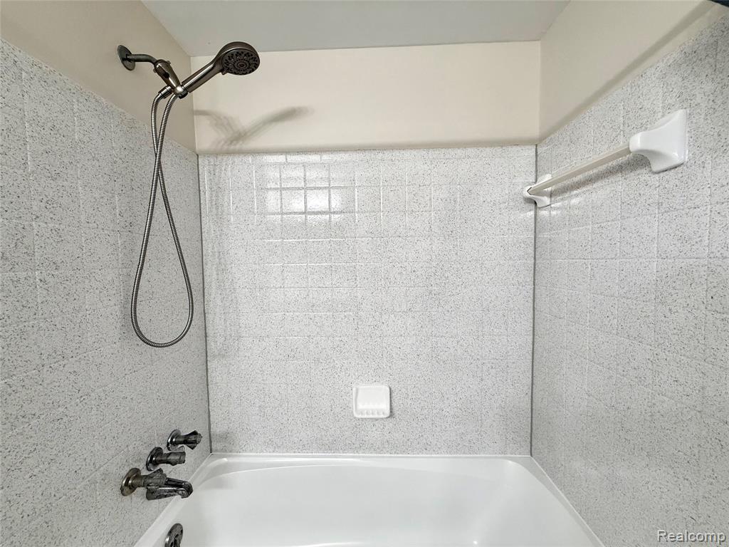 29870 W 12 Mile Road, 703, Farmington, MI 48334 — Photo 16