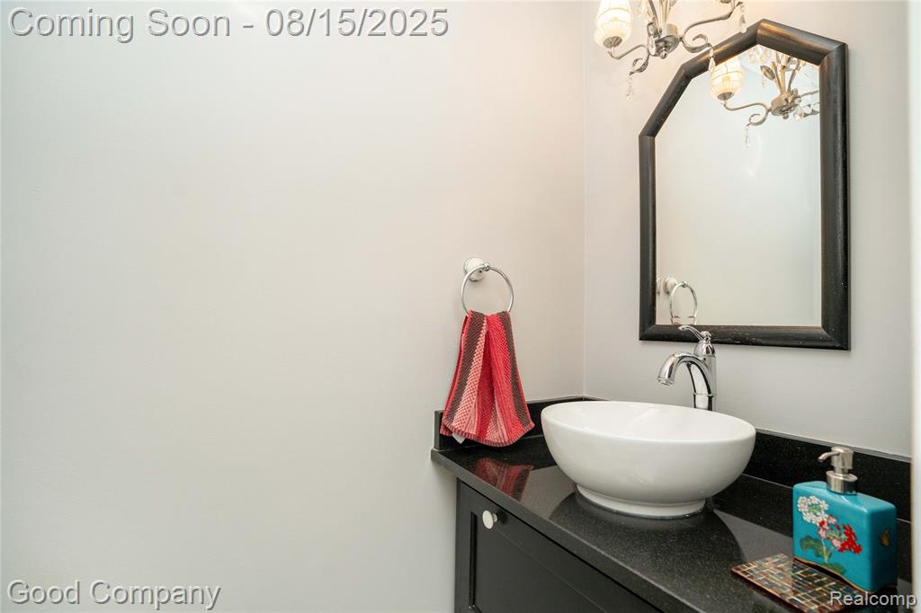 412 Woodlawn Avenue, Royal Oak, MI 48073 — Photo 12