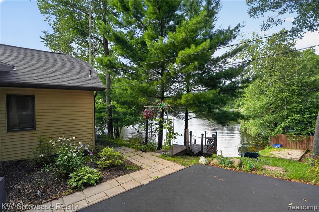 11438 RIVERBANK Lane, Pinckney, MI 48169 — Photo 6