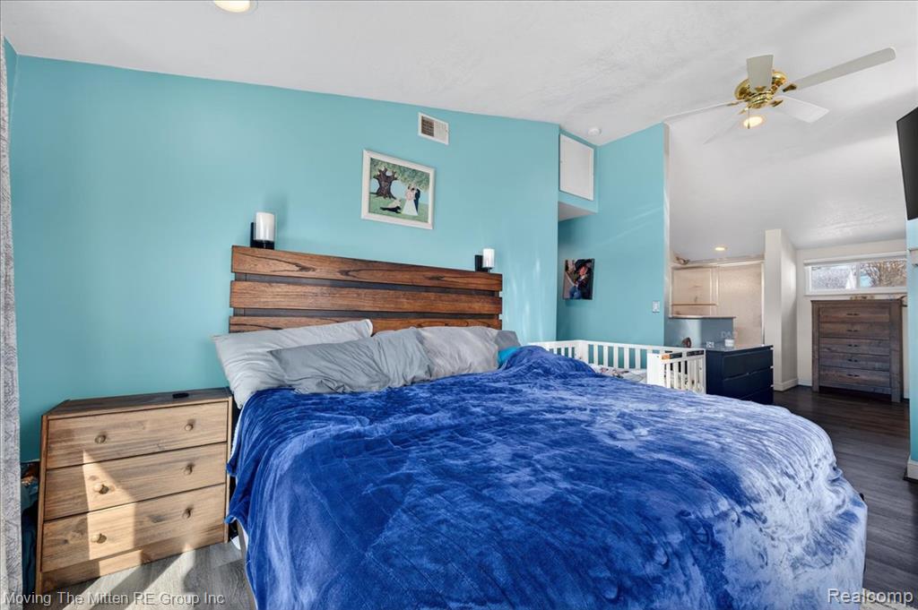 Bedroom featuring ceiling fan, dark wood-style flooring, recessed lighting, and lofted ceiling