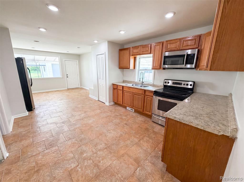 5456 Northlawn Drive, Sterling Heights, MI 48310 — Photo 2