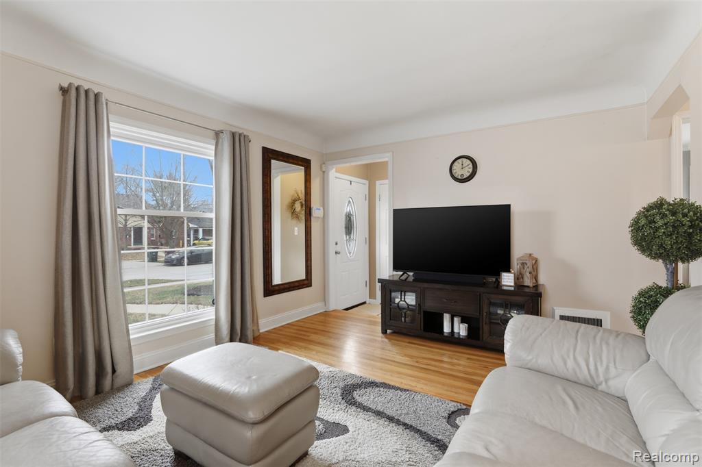 1906 Oxford Road, Grosse Pointe Woods, MI 48236 — Photo 6
