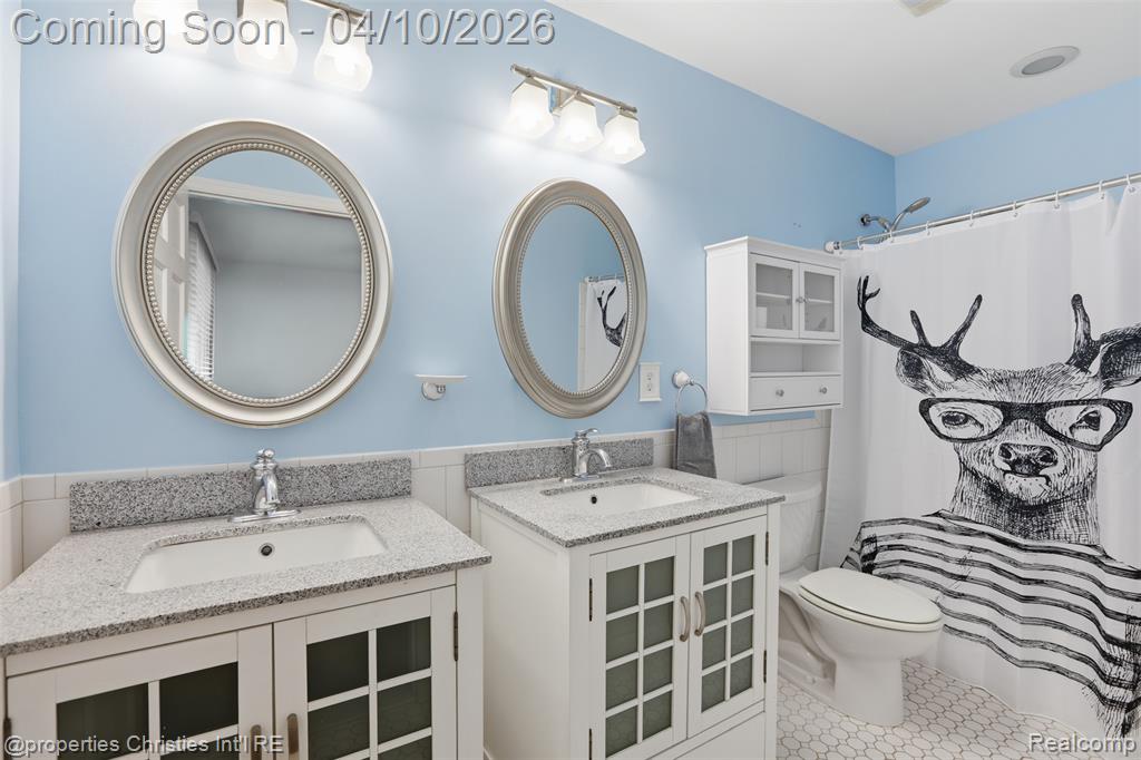 Full bathroom ensuite for the 2nd bedroom.