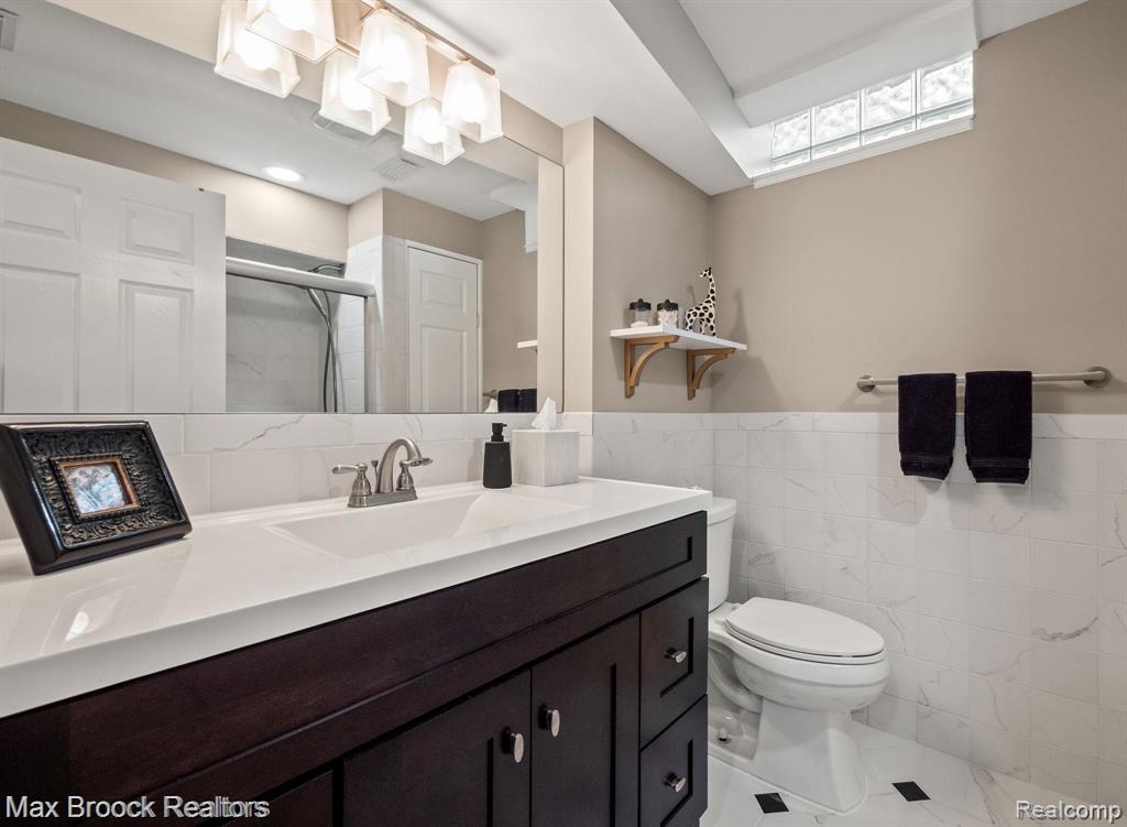 6082 N Shore Drive, West Bloomfield, MI 48324 — Photo 29