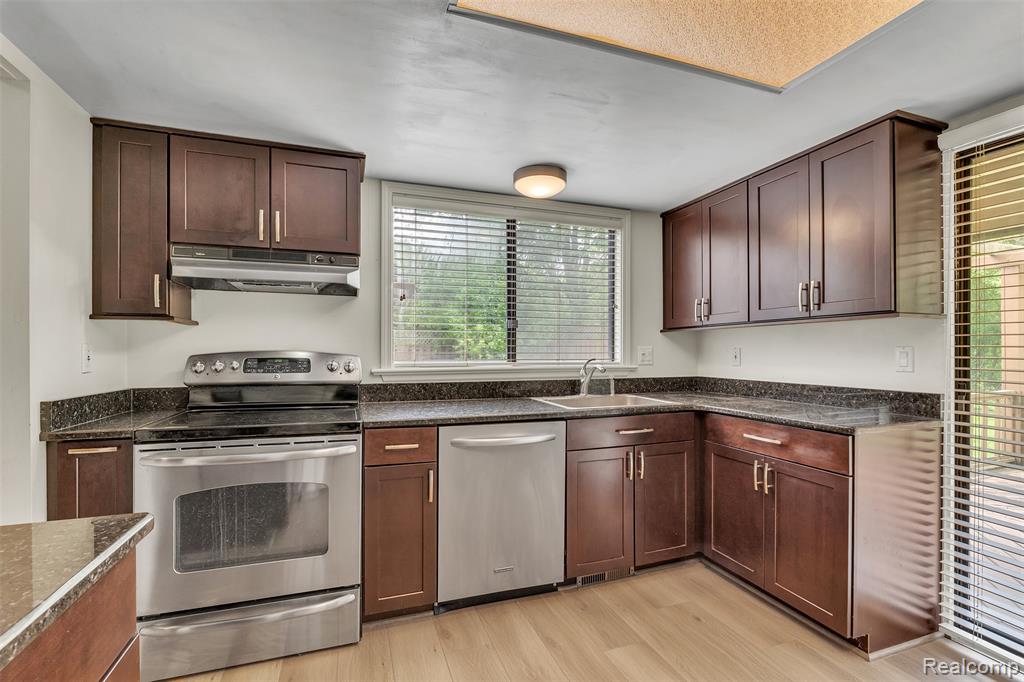5772 Perrytown Drive, West Bloomfield, MI — Photo 25