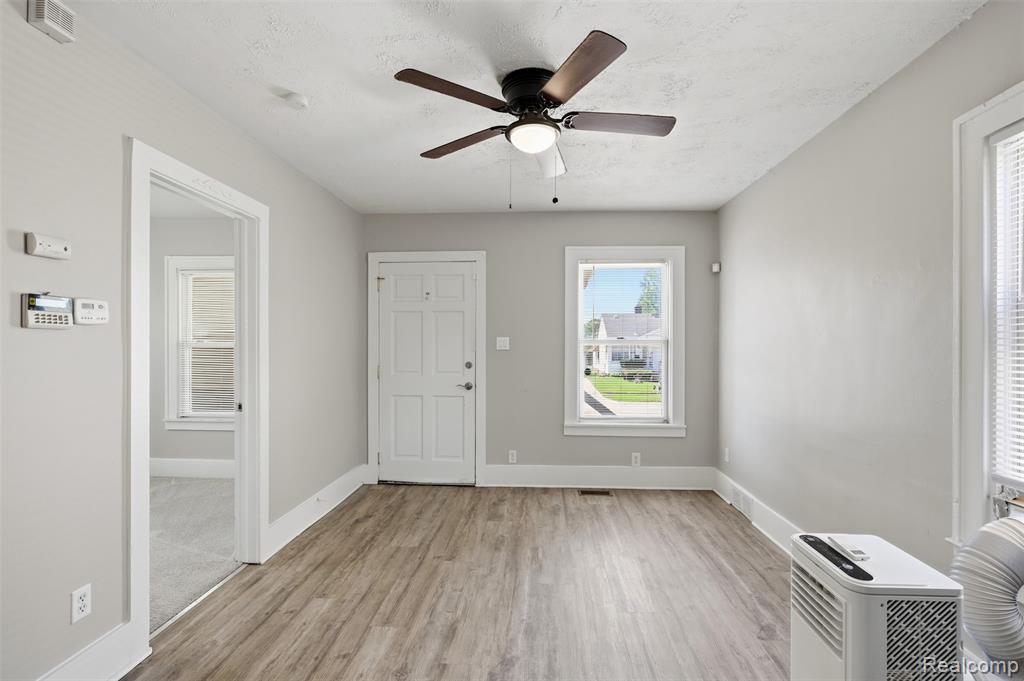 735 E Maxlow Avenue, Hazel Park, MI 48030 — Photo 7
