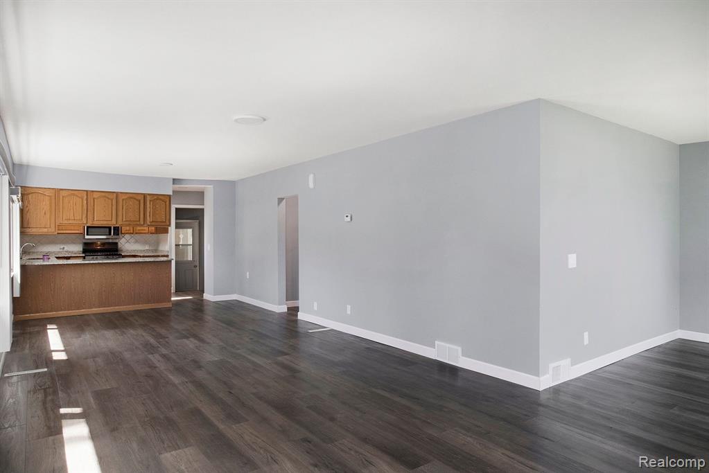 6075 LENNON Road, Swartz Creek, MI 48473 — Photo 8