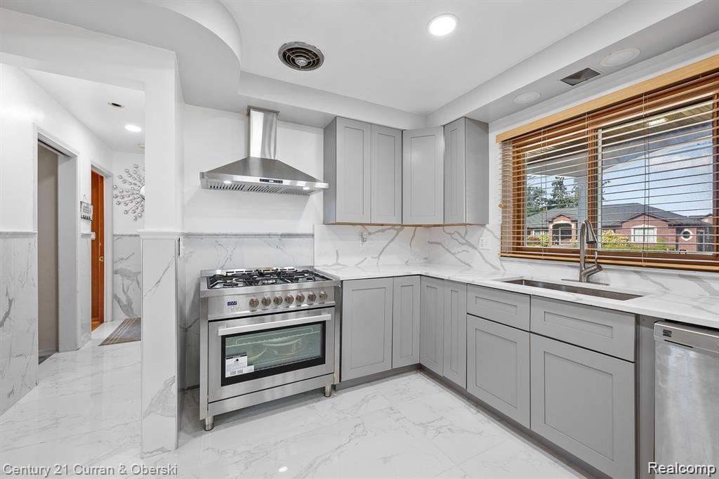 730 WOODCREST Drive, Dearborn, MI 48124 — Photo 11