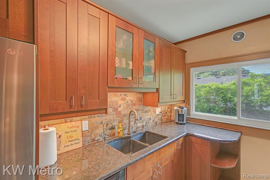 806 LOCKWOOD Road, Royal Oak, MI 48067 — Photo 16