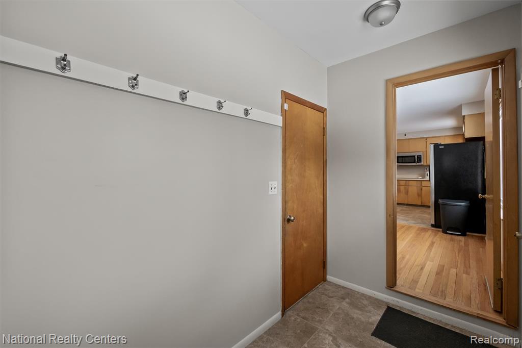 4264 Woodstock Road, Waterford, MI 48328 — Photo 23