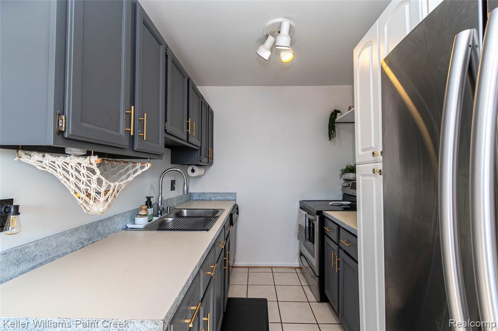 17437 Utica Oaks Lane, Roseville, MI 48066 — Photo 9