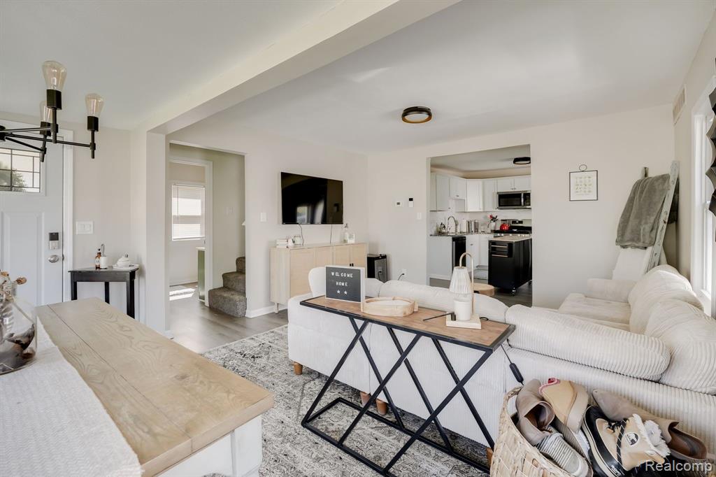 71 W DALLAS Avenue, Madison Heights, MI 48071 — Photo 4