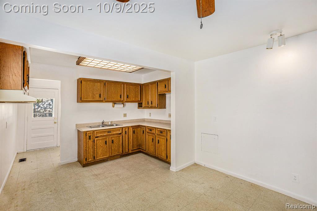 71 E Hudson Avenue, Madison Heights, MI 48071 — Photo 8