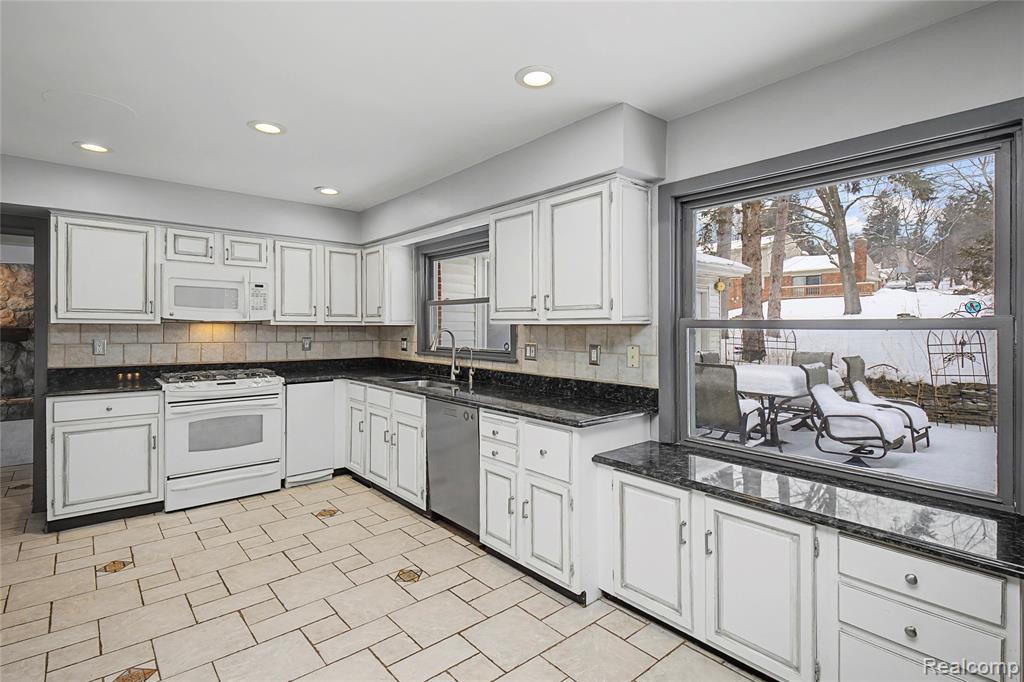 6380 Wellesley Terrace, Clarkston, MI — Photo 11