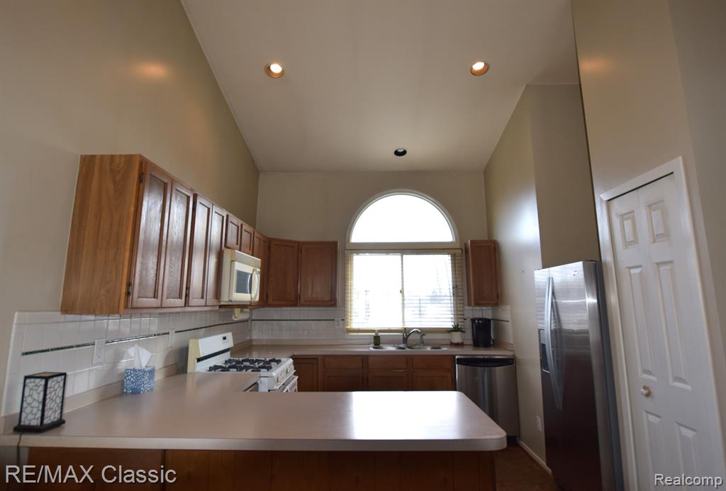 746 WOODINGHAM Avenue, Waterford, MI 48328 — Photo 6