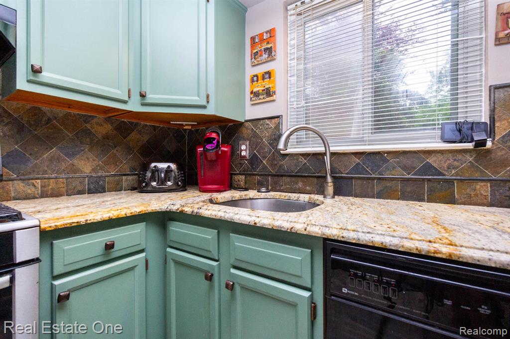6011 Walker Drive, Troy, MI 48085 — Photo 17