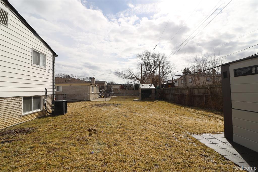 693 CRONIN Drive, Dearborn Heights, MI 48127 — Photo 29
