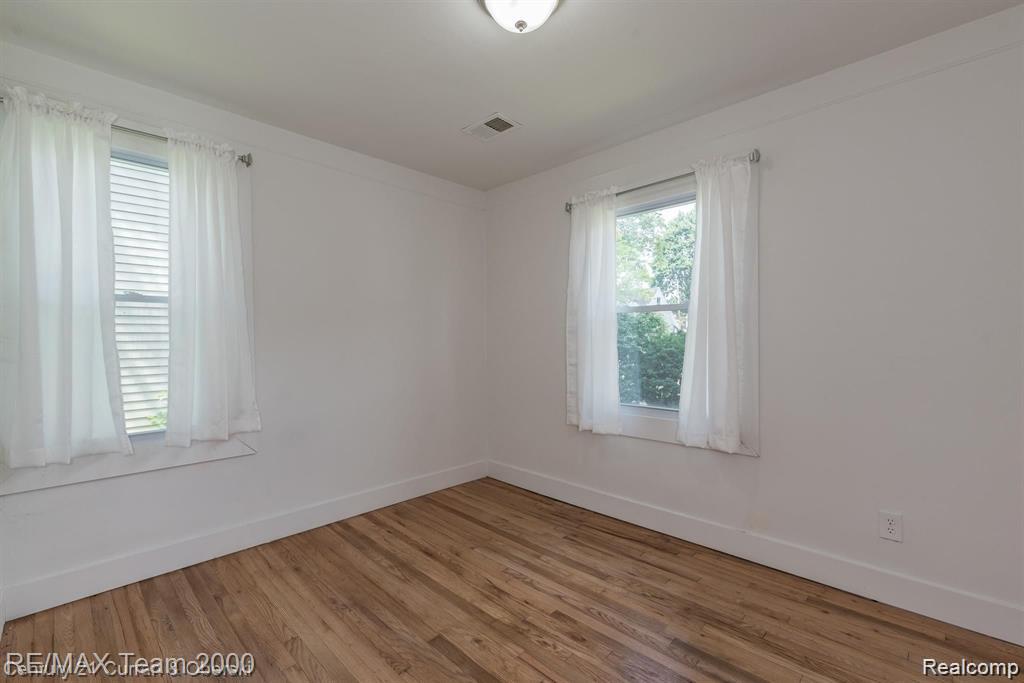 24601 STANFORD Street, Dearborn Heights, MI 48125 — Photo 18
