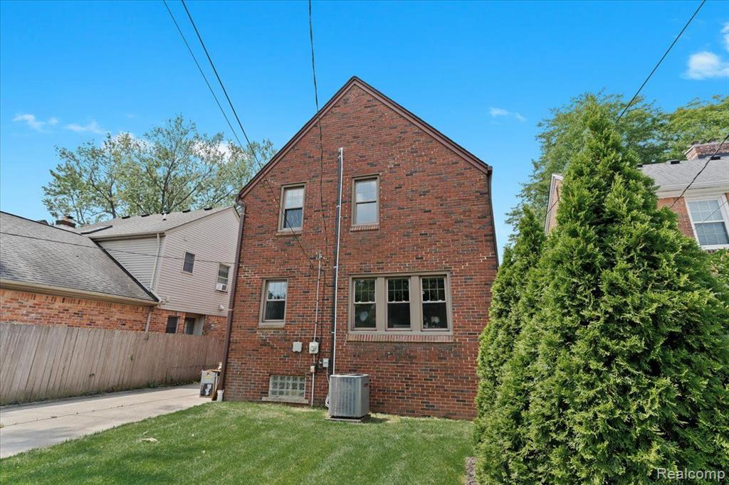 312 MCKINLEY Avenue, Grosse Pointe Farms, MI 48236 — Photo 37