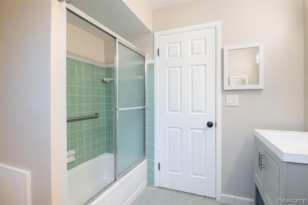 30705 Longfellow Avenue, Madison Heights, MI 48071 — Photo 21