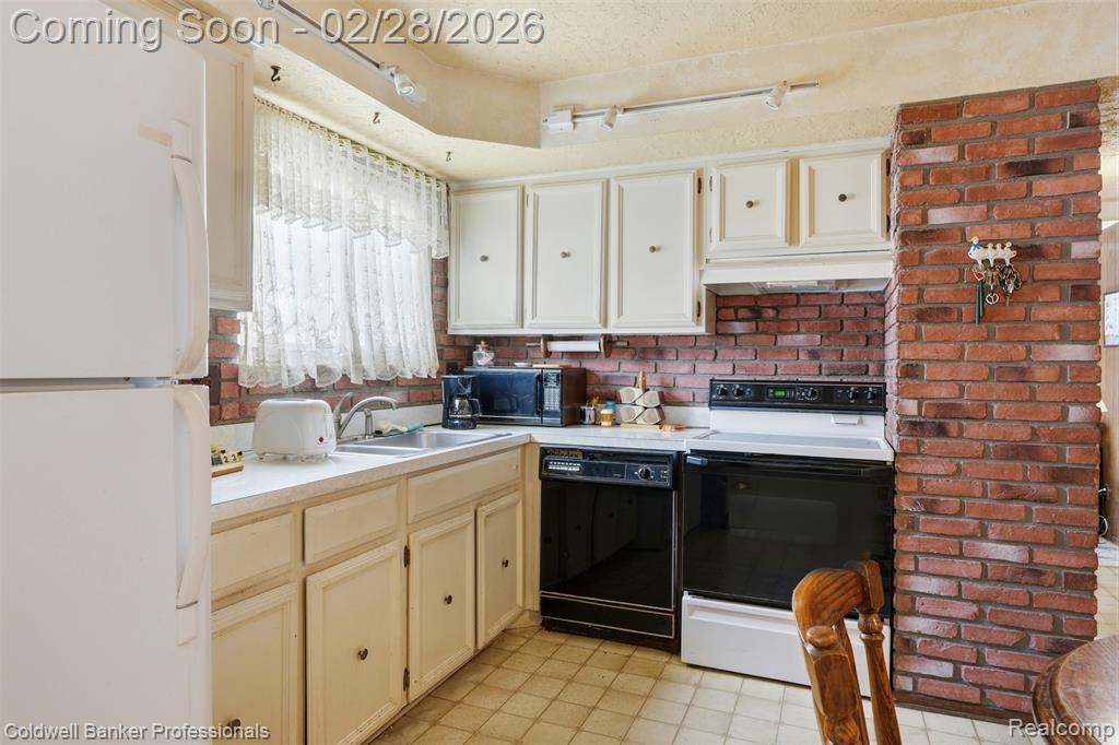 40162 Spitz Drive, Sterling Heights, MI 48313 — Photo 9