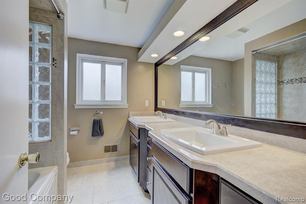 576 LANGLEY Boulevard, Clawson, MI — Photo 22