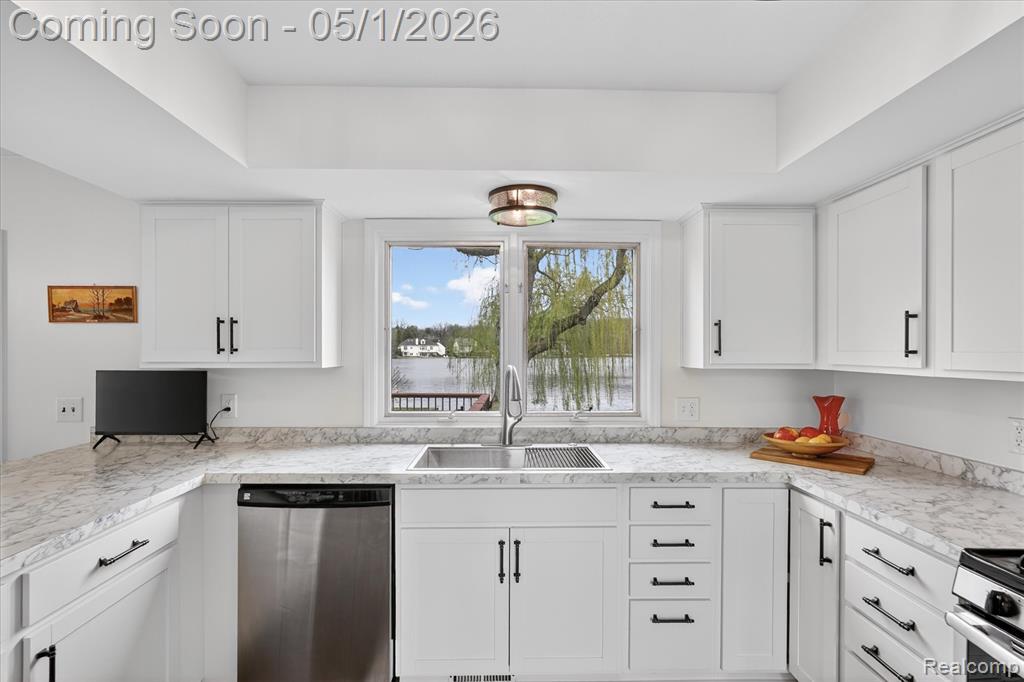 7117 Capri Drive, White Lake, MI 48383 — Photo 13