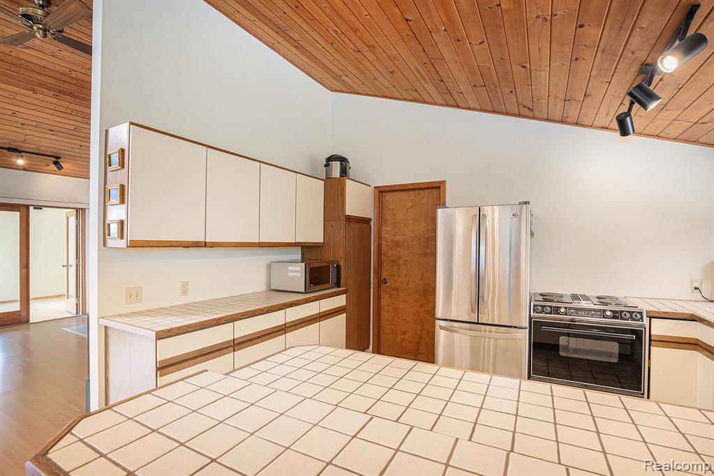 7630 Parkwood Drive, Fenton, MI 48430 — Photo 9