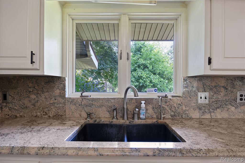 54655 PONTIAC Trail, Milford, MI 48381 — Photo 10