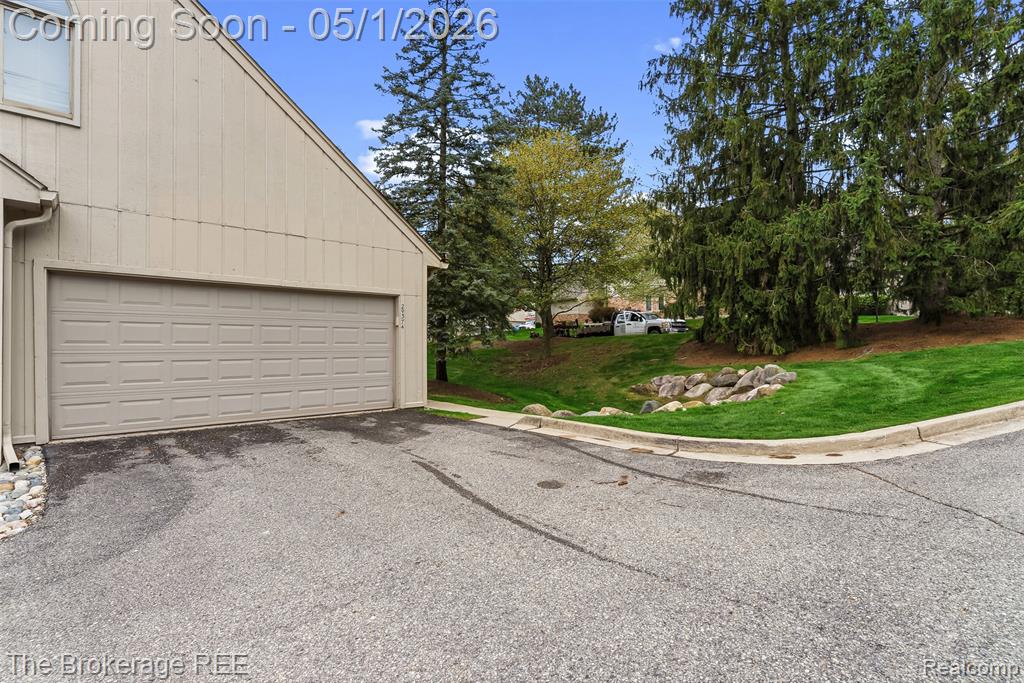 29374 Laurel Drive, Farmington Hills, MI 48331 — Photo 23