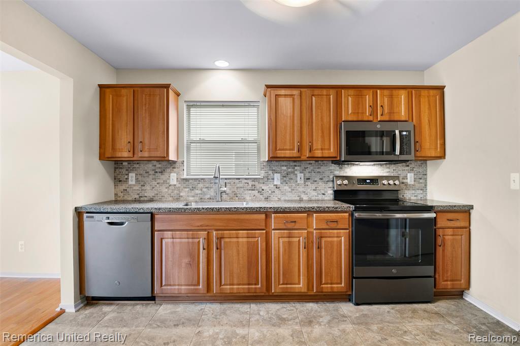 450 Berry Lake Drive, Commerce Twp, MI 48390 — Photo 13