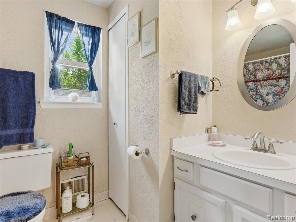 5565 Crescent Road, Waterford, MI 48327 — Photo 24