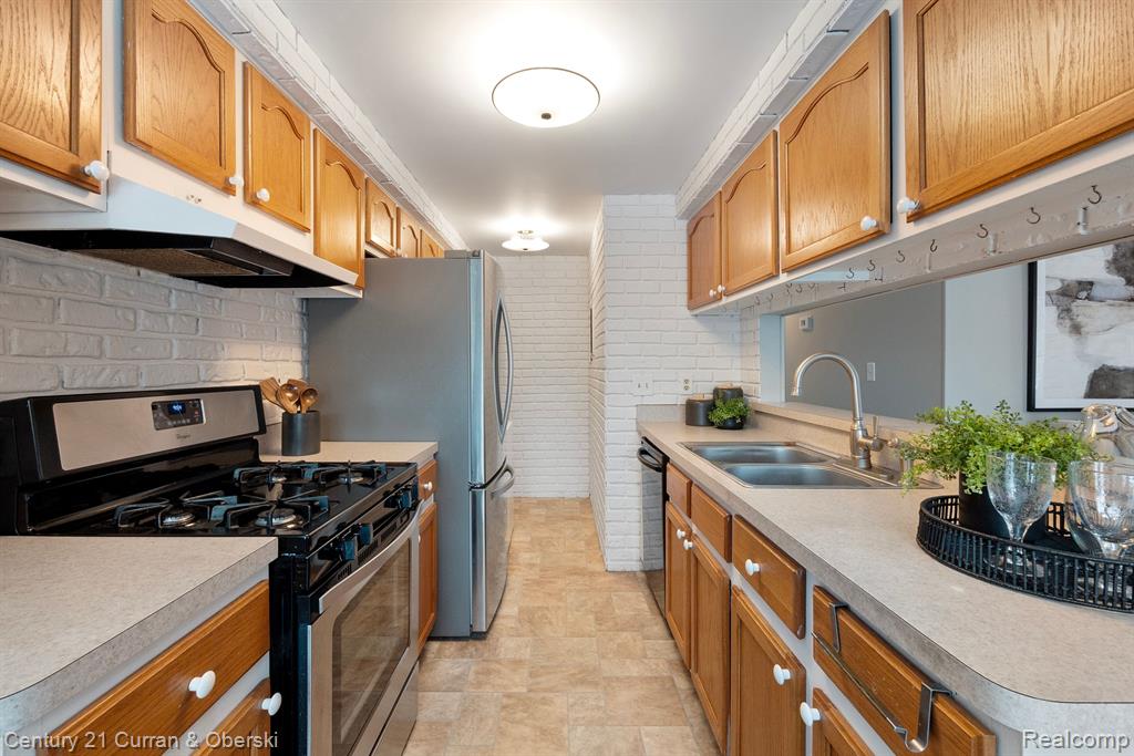 21216 E GLEN HAVEN Circle, 136, Northville, MI 48167 — Photo 8