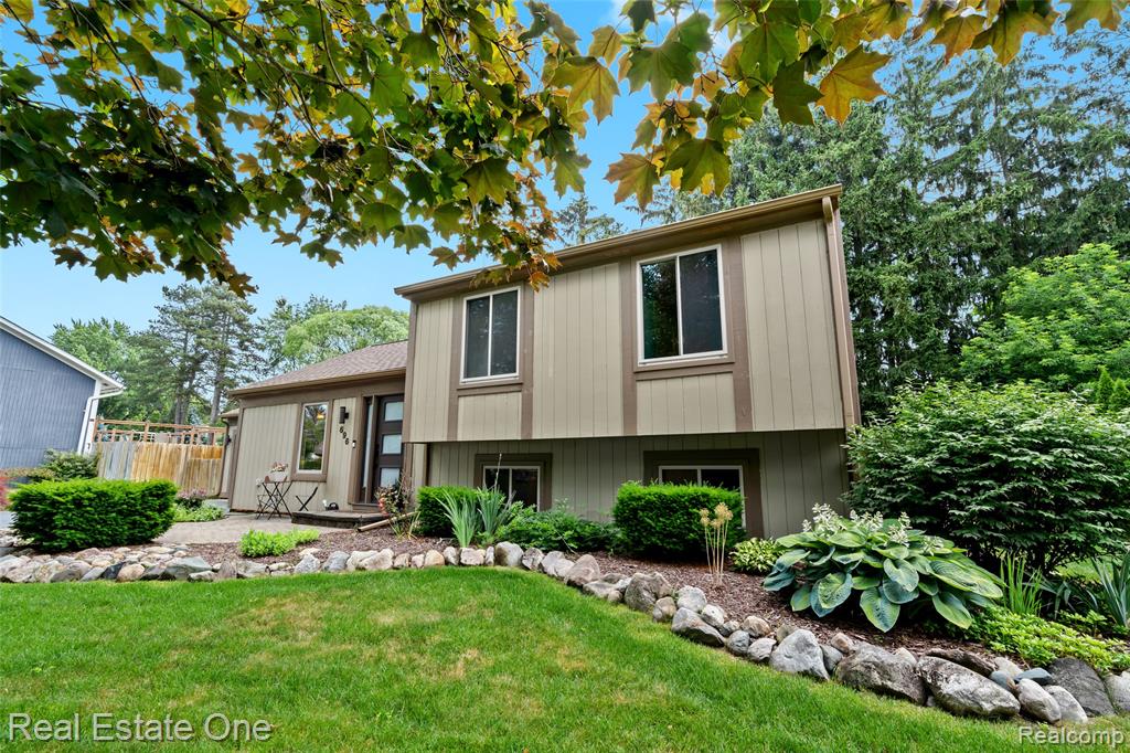 696 Estes Court, Waterford, MI 48327 — Photo 2